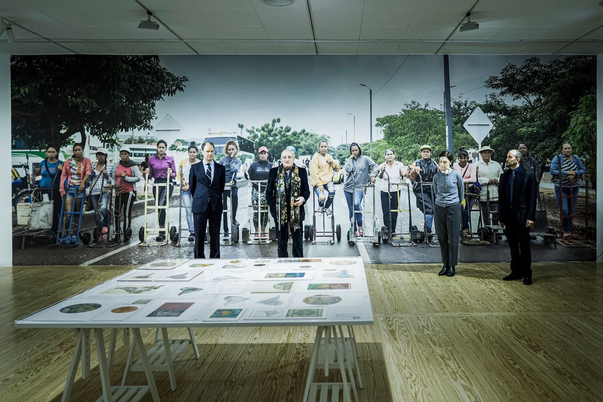 Luis Prado, Aníbal Jozami, Diana Wechsler y Alex Brahim, delante del inquietante fotomural de la mexicana Teresa Margolles