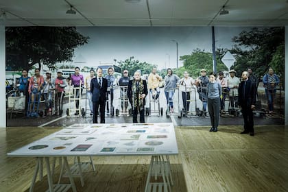 Luis Prado, Aníbal Jozami, Diana Wechsler y Alex Brahim, delante del inquietante fotomural de la mexicana Teresa Margolles