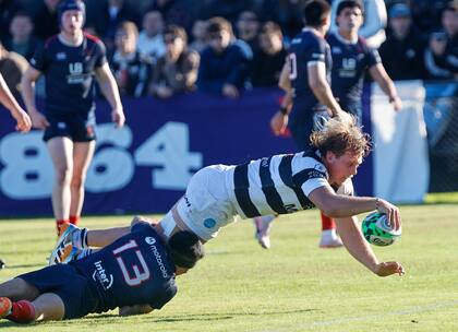 Luis Prieto Martínez no llega a evitar un try de Ignacio Torrado; CASI jugó como local en la cancha de Buenos Aires Crciket & Rugby, triunfó y se mantiene arriba en el Top 14 de URBA.