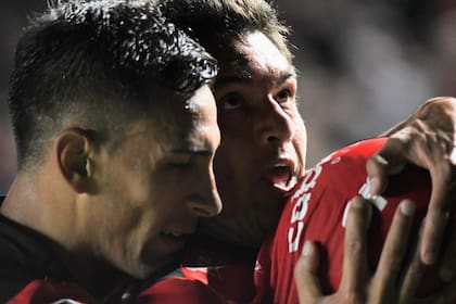 Luis 'Pulga' Rodríguez festeja su gol, el primero de Colón ante Peñarol