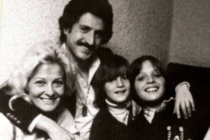 Luis Rey junto a su mujer, Marcela Basteri y sus hijos Alejandro y Luis Miguel