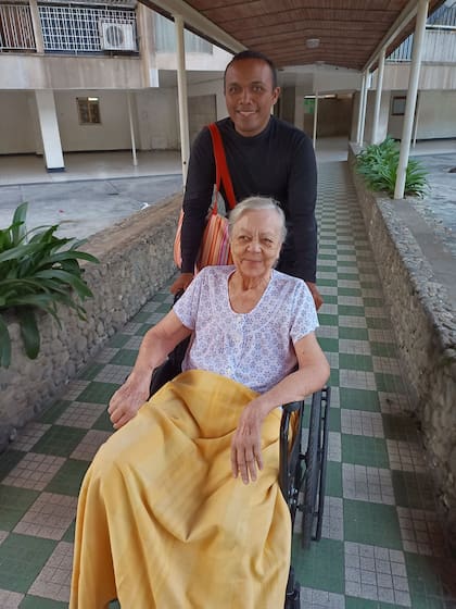 Luis Reyes acompaña desde 2023 a María Alicia Zurli Giraud, la argentina de 79 años a la que evacuó en silla de ruedas durante el terremoto