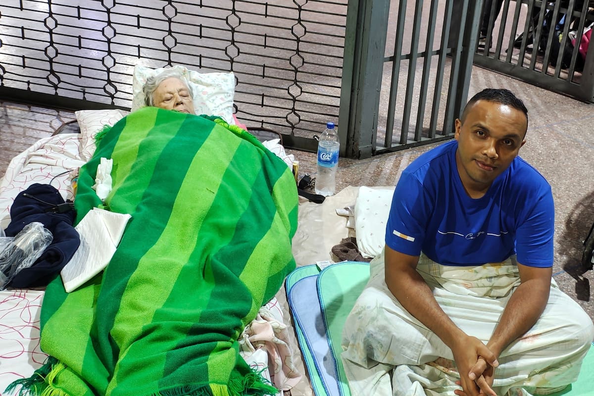 Luis Reyes y María Alicia pasaron la primera noche en un colchón sobre la calle