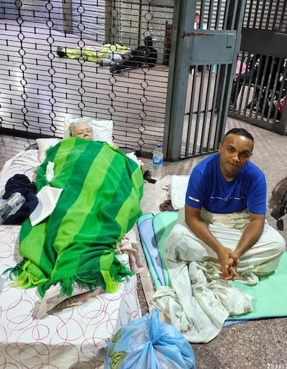 Luis Reyes y María Alicia pasaron las primeras horas posteriores al terremoto sobre un colchón improvisado en la calle, mientras esperaban que fuera seguro regresar