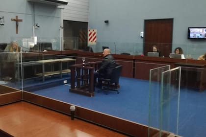 Luis Roberto Gambandé, en la sala de juicio, antes de que el Tribunal Oral Federal de Tucumán lo condene a ocho años y medio de prisión por trata de personas con fines de explotación sexual