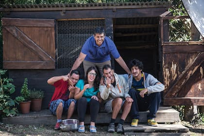 Luis Rodríguez, director ejecutivo de Puentes de Luz, junto con (de izq. a der.) Diego, Ariana, Juampi y Santiago, todos alumnos que realizan talleres dentro del predio.