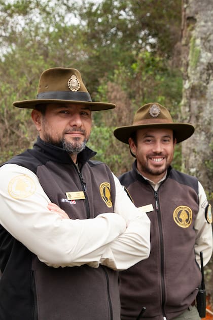 Luis Rojas y Emiliano Francisconi son guardaparques de El Palmar.