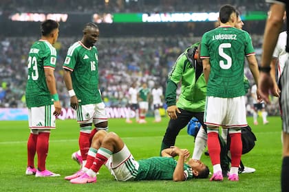 Luis Romo, tendido en el piso tras una falta recibida