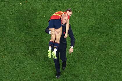 Luis Rubiales carga sobre su hombro a la futbolista Athenea del Castillo Beivide durante los festejos por la consagración de la selección de España en el Mundial