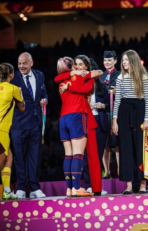 Luis Rubiales, con Jenni Hermoso (número 11), en la premiación luego del triunfo español en la Copa Mundial de Fútbol Femenino