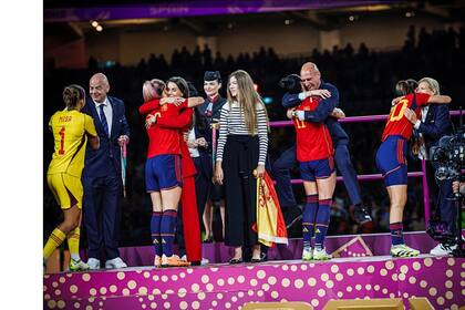 Luis Rubiales, en el podio, trepado a Jenni Hermoso, durante la ceremonia de premiación