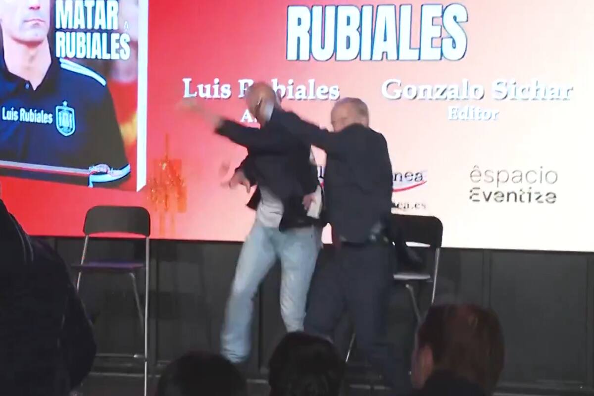 Luis Rubiales fue atacado en plena presentación de su nuevo libro