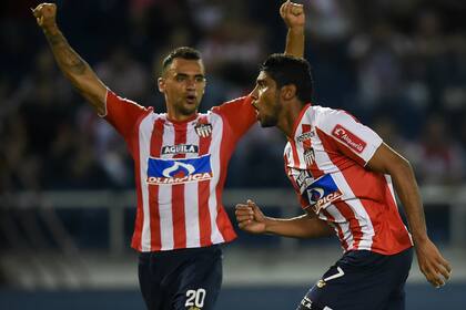 Luis Ruiz celebra con Piedrahita el gol para el triunfo de Junior, que recibirá a Boca la semana próxima