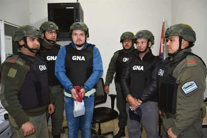 Luis Salcedo, con buzo azul, fue vigilado por unidades especiales de la Gendarmería
