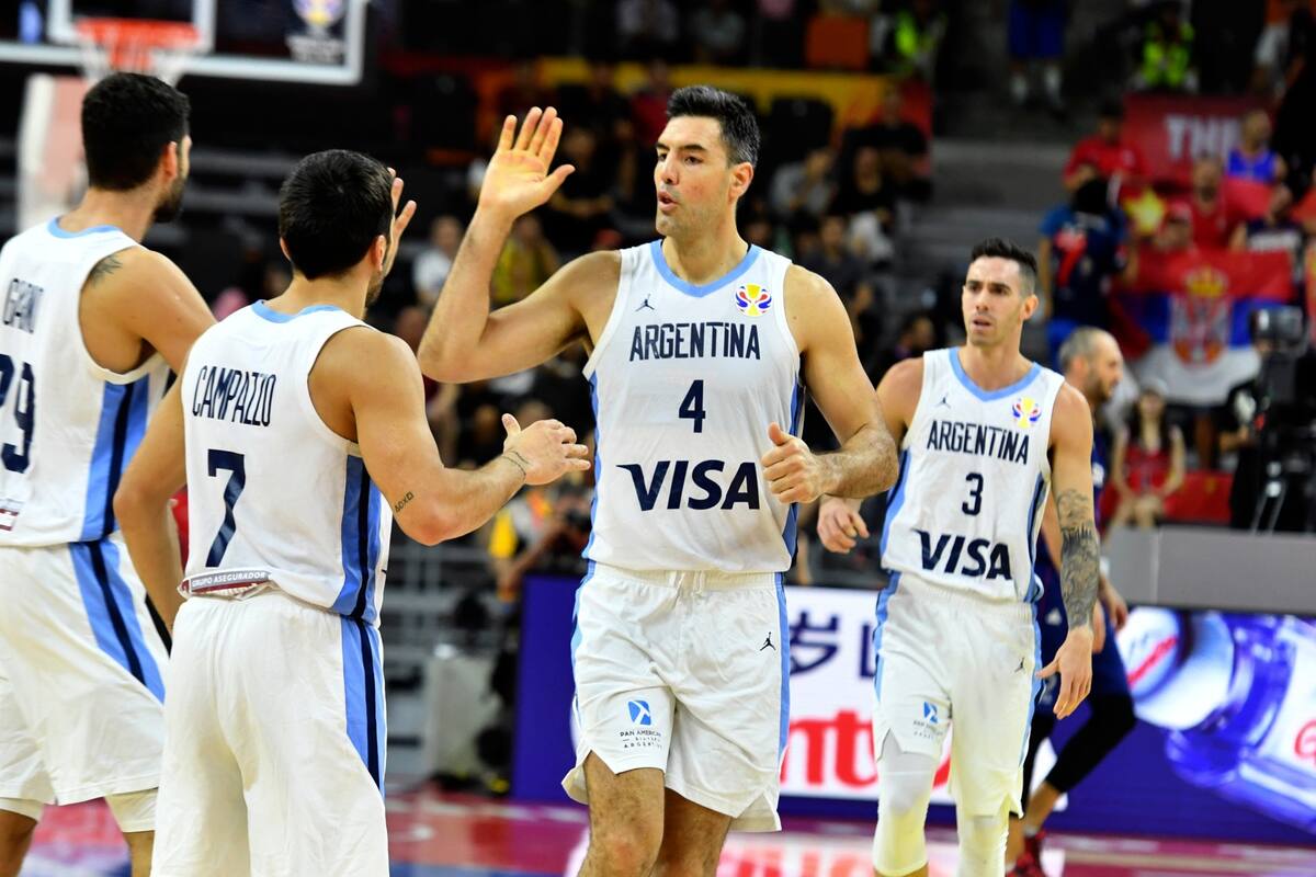 Luis Scola # 4 del Equipo Argentina contra el Equipo Serbia durante los cuartos de final de la Copa Mundial FIBA 2019 en el Dongguan Basketball Center el 10 de septiembre de 2019 en Dongguan, China