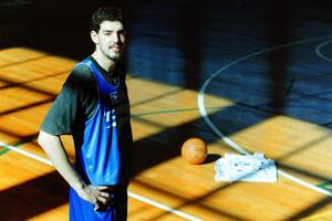 Luis Scola acababa de cumplir 17 años, firmaba su contrato con Tau, de España, y se preparaba para participar en el Mundial Sub 22 de Melbourne de 1997, en el nacimiento de la Generación Dorada