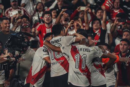 Luis Scola celebrando el gol de River Plate