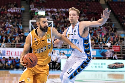Luis Scola de Shanxi Fenjiu en acción durante el partido de Liga CBA en el Cadillac Arena el 7 de enero de 2018 en Beijing, China