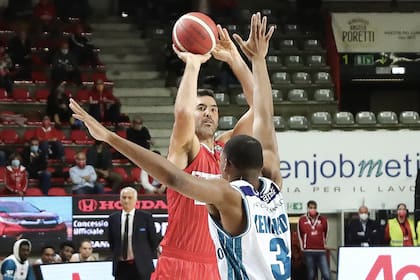 Luis Scola es el goleador de la Liga de Italia con un promedio de 22,4 puntos por partido; además, acierta el 43% de los triples que intenta