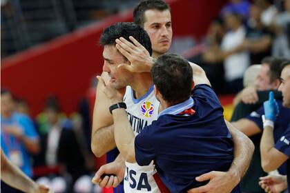 Luis Scola, felicitado por el cuerpo técnico