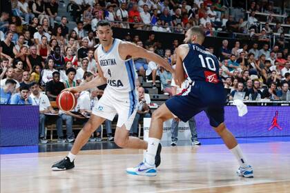 Luis Scola fue el mayor anotador frente a Francia, con 16 puntos en 26 minutos; maniobra frente al base Nando De Colo, excompañero de Emanuel Ginóbili en San Antonio Spurs.