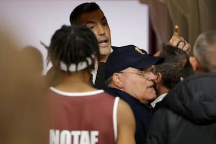 Luis Scola haría recibido un golpe por la espalda en un partido entre Pallacanestro Varese y Trapani Shark, por la Lega A de Italia