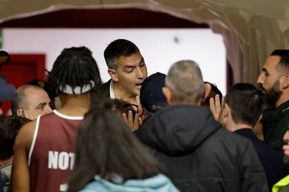 Luis Scola intentó calmar el cruce entre dos jugadores y terminó expuesto