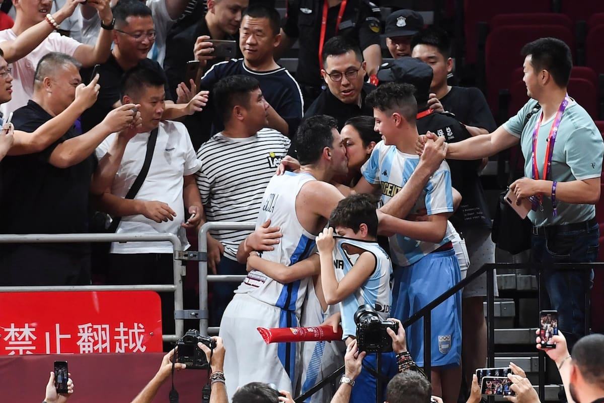 Luis Scola saluda a su familia luego del triunfo sobre Francia