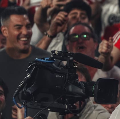 Luis Scola sonriendo en el gol de Pablo Solari