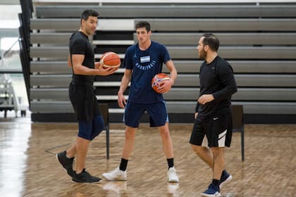 Luis Scola y Leandro Bolmaro, en la preparación para la Copa del Mundo de China 2019