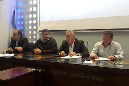 Luis Segura tuvo que definir los asambleistas de la Primera B