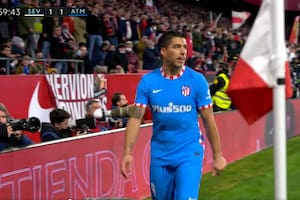 Luis Suárez abandona la cancha furioso con el Cholo Simeone, porque lo reemplazó en el segundo tiempo