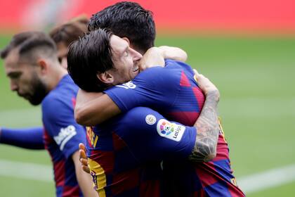Luis Suárez de Barcelona celebra su primer gol con Lionel Messi,