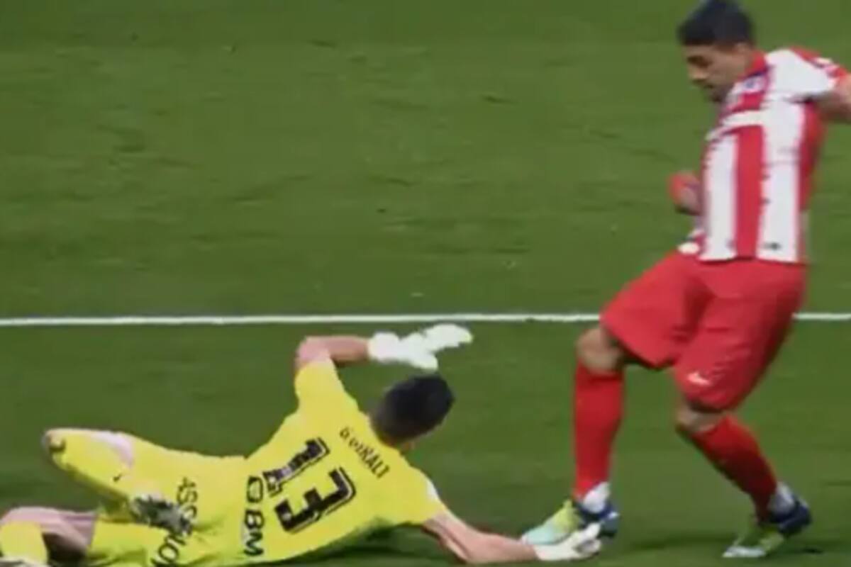 Luis Suárez, en la jugada fatal con el arquero Gorka Giralt
