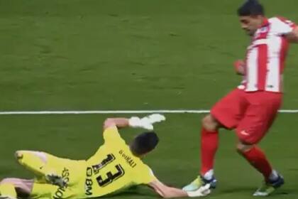 Luis Suárez, en la jugada fatal con el arquero Gorka Giralt
