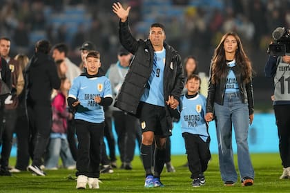 Luis Suárez, en la noche de la despedida de la selección de Uruguay, junto con su familia, el viernes 6 de septiembre de 2024, ante Paraguay, en las eliminatorias