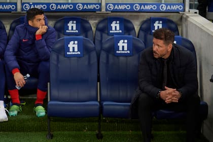 Luis Suárez estuvo en el banco y Diego Simeone le dio minutos en la cancha después de estar 0-2 en desventaja