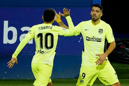 Atlético de Madrid ganó con dos goles de Luis Suárez, que festeja con Ángel Correa