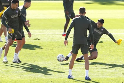 Luis Suárez, recién llegado de Barcelona, tuvo sus primeros entrenamientos con sus nuevos compañeros de Atlético Madrid y debutará mañana contra Granada.