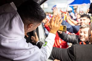Luis Suárez saluda a la multitud durante la caravana que lo acompañó a la presentación