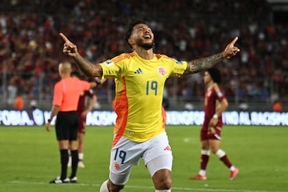 Luis Suárez tuvo una noche magnífica con cuatro goles de los seis de la goleada de Colombia sobre Venezuela. (Photo by Juan BARRETO / AFP)