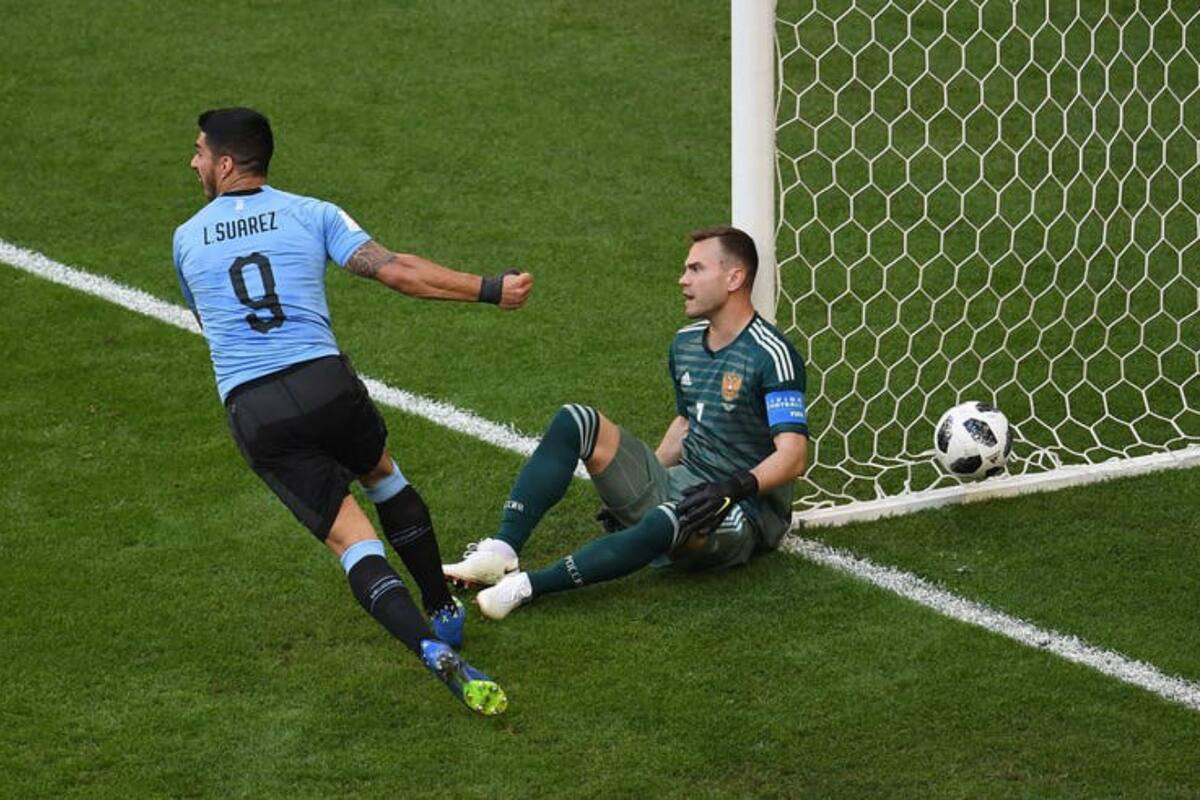 Luis Suárez y el arquero ruso Igor Akinfeev.