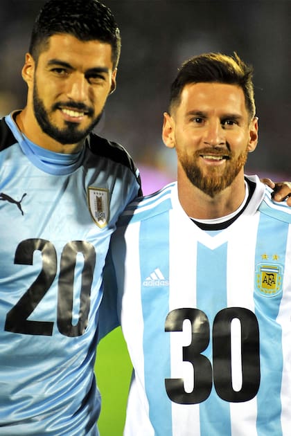 Luis Suárez y Lionel Messi promovieron la precandidatura Argentina-Uruguay para el Mundial de 2030, cuando se cumplirá una centuria de aquel primero que ambos países definieron en el estadio Centenario, de Montevideo.