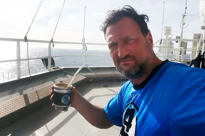 Luis Tagliapietra, padre de uno de los tripulantes, en el barco durante la búsqueda que comenzó en septiembre