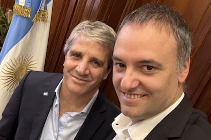 Luis "Toto" Caputo respaldó a Manuel Adorni en medio de la investigación por presunto enriquecimiento ilícito
