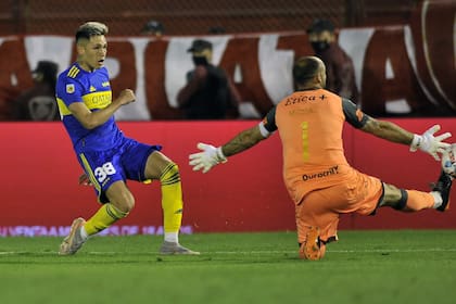 Luis Vázquez anota el segundo gol de Boca ante Huracán, en Parque Patricios