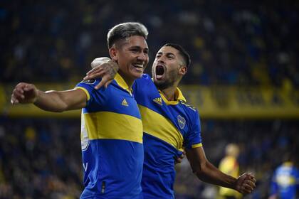 Luis Vázquez celebra con Alan Varela el gol del mediocampista ante Deportivo Pereira, por la Copa Libertadores