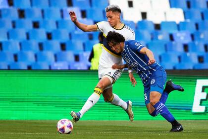 Luis Vázquez intenta avanzar por derecha, marcado por José Canale