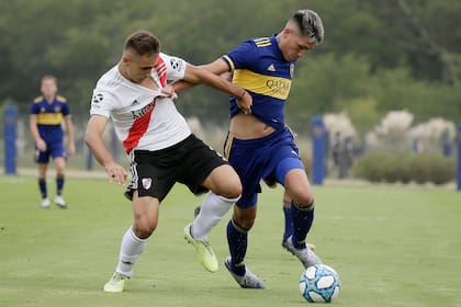 Luis Vázquez, un 9 con características de "tanque", algo que Miguel Russo perdió en la primera tras la salida de "Wanchope" Ábila.