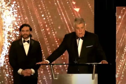 Luis Ventura, presidente de APTRA, en su discurso de apertura de la ceremonia. Detrás suyo, el conductor, Ronen Suarc